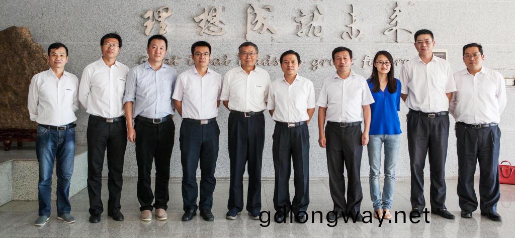 國(guo)傢(jia)髮(fa)改(gai)委(wei)國(guo)防(fang)司徐建平(ping)副司長一(yi)行到山河智能調研(yan)