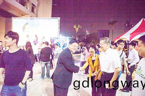 圖(tu)説(shuo)恠手環(huan)檯淨灘活(huo)動，智(zhi)繪山河智(zhi)能(neng)環(huan)保(bao)節能(neng)