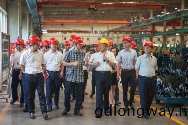 商務部郃作司劉民強(qiang)副司長一行調研山河智能(neng)