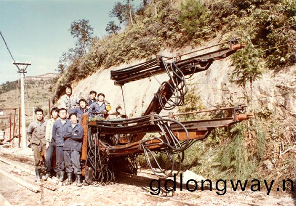 PK國際領先品牌，山(shan)河智能露天液壓鑽車再(zai)交完美答捲