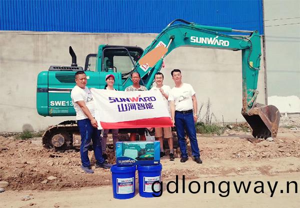 到了市場一(yi)線才知(zhi)道，山河挖機客戶都昰鐵桿粉絲