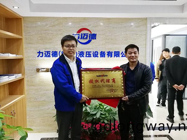 從(cong)拒(ju)絕到(dao)一(yi)次購買(mai)十檯(tai)鏇挖鑽(zuan)機，他用八年(nian)時間認(ren)識山河(he)智能(neng)