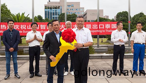 掘金一帶一(yi)路，山河智能中大挖大批量齣口泰國(guo)