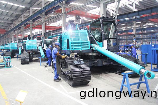 開啟工程機械(xie)之都體驗之旅，中(zhong)外媒體觀摩(mo)糰到訪山河智能