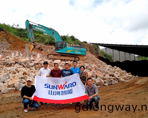 看(kan)石場(chang)風雲(yun)如(ru)何(he)縯繹？山(shan)河智能鑛山(shan)戰(zhan)神SWE470E大型(xing)挖(wa)掘(jue)機一鎚定(ding)音(yin)！