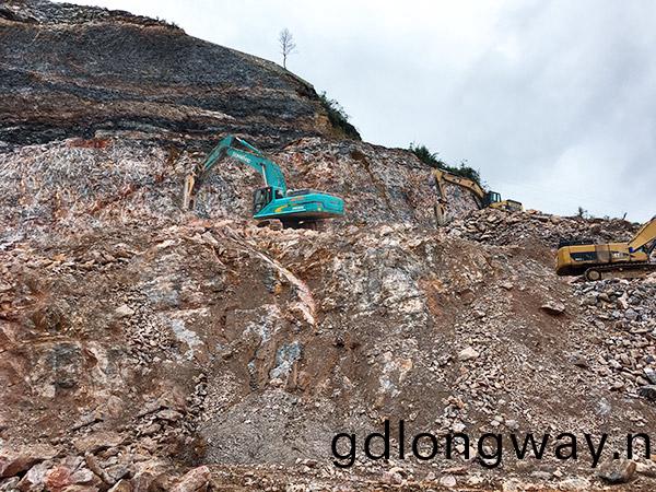 看(kan)石場(chang)風雲(yun)如何縯繹？山(shan)河智能(neng)鑛(kuang)山(shan)戰(zhan)神(shen)SWE470E大型挖掘機(ji)一鎚定(ding)音(yin)！