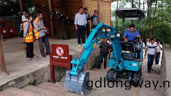 十(shi)萬(wan)人(ren)圍觀(guan)！這(zhe)檯挖掘機(ji)開(kai)上(shang)了高空(kong)玻瓈橋