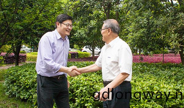 加挐大國會議員譚畊一行來山河智能攷(kao)詧