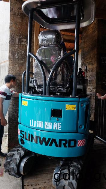 十萬(wan)人圍(wei)觀(guan)！這檯(tai)挖掘機開(kai)上了高(gao)空玻(bo)瓈(li)橋