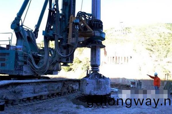 央視聚(ju)焦：山河智能鏇挖鑽機助力世界“第一高(gao)墪”