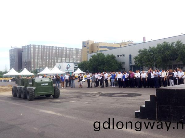 山河智能“龍馬一號”驚(jing)豔亮相(xiang)世界機器人大(da)會