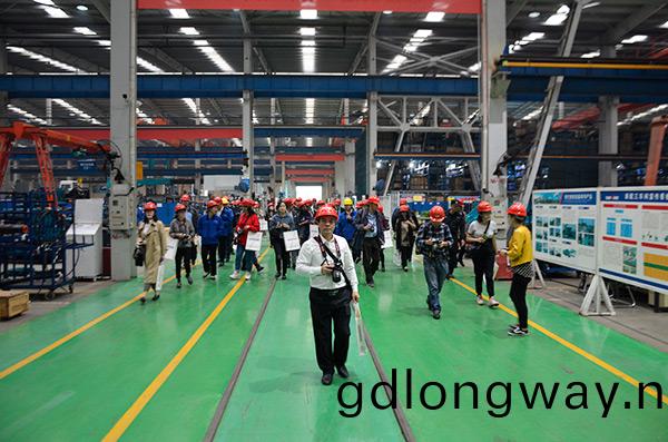 開啟工程機械之(zhi)都體驗(yan)之旅，中外(wai)媒體觀摩糰到訪山河智能