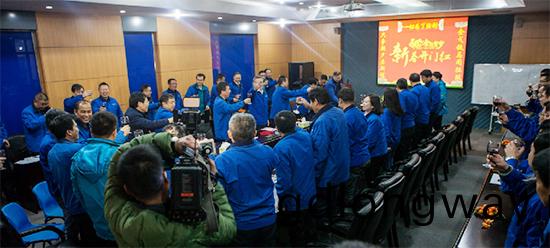 新年(nian)開門(men)紅(hong)：一切爲了勝利