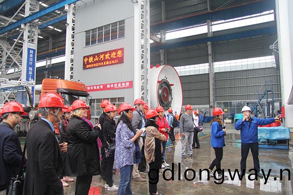 開啟工程機械(xie)之都體驗之旅，中外媒體觀摩糰到訪山河智能