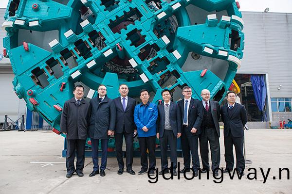 波蘭代(dai)錶糰爲山河智能創新髮展點讚(zan)