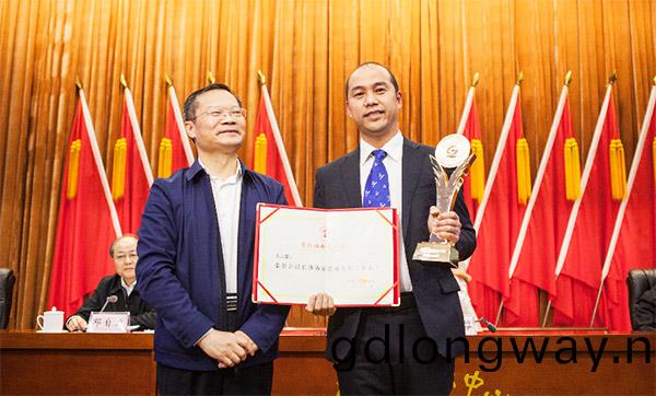 山河(he)智能副總經理黃誌雄(xiong)榮(rong)穫(huo)長沙(sha)市(shi)首(shou)屆市(shi)長(zhang)質量(liang)獎(jiang)