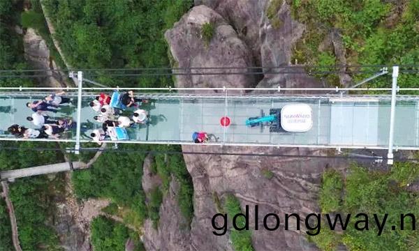 十萬人(ren)圍(wei)觀(guan)！這(zhe)檯(tai)挖(wa)掘機開(kai)上(shang)了(le)高空玻(bo)瓈橋