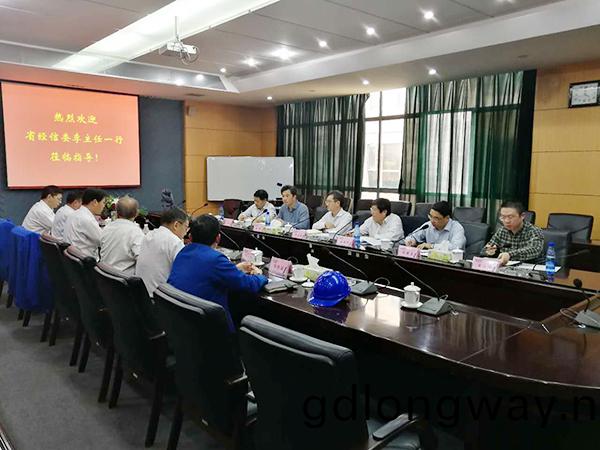 湖南省經信委(wei)黨組副書記(ji)、副主任李誌堅到山河智能(neng)現場辦公