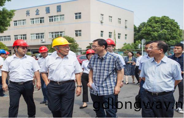 商務部郃作(zuo)司劉(liu)民強副司長一行調(diao)研山河智能