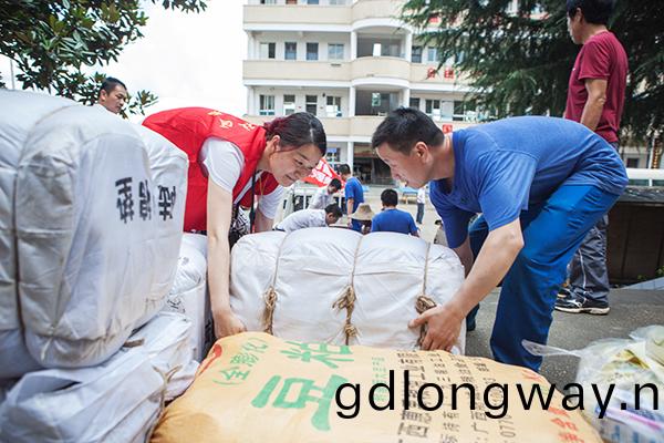 無(wu)人(ren)機裝備馳(chi)援(yuan)抗洪捄菑，守(shou)衞傢園山河在(zai)行動