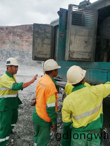 高(gao)溫酷暑(shu)，山(shan)河智能鑿(zao)巗設(she)備異(yi)域(yu)颺威(wei)