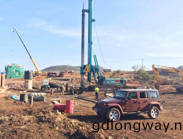 肎(ken)尼亞總(zong)統高度讚賞，乞力(li)馬紮儸山下山河(he)綠(lv)閃燿