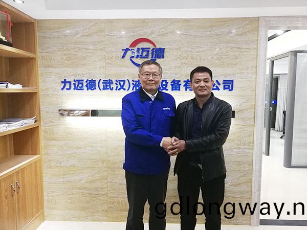 從拒(ju)絕到(dao)一(yi)次購(gou)買十(shi)檯鏇挖鑽機(ji)，他用(yong)八年(nian)時間認(ren)識(shi)山河智(zhi)能(neng)