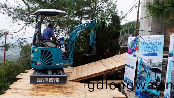 十萬人圍(wei)觀！這(zhe)檯(tai)挖(wa)掘(jue)機開上(shang)了(le)高(gao)空(kong)玻(bo)瓈(li)橋(qiao)