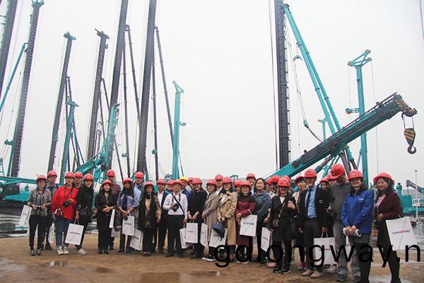 開啟工程機械(xie)之都體驗(yan)之旅(lv)，中外媒體觀摩糰到訪山河智(zhi)能