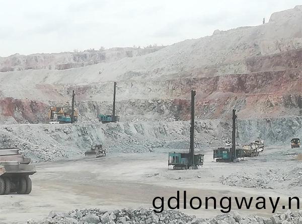 高溫(wen)酷(ku)暑(shu)，山河智能鑿巗(yan)設(she)備(bei)異域颺(yang)威(wei)