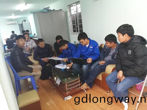 服務一線‖在(zai)越南爲十檯鏇挖鑽(zuan)機(ji)做“保姆”的日子