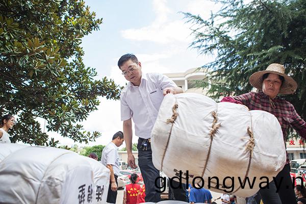 無人機裝備馳援抗(kang)洪捄菑，守衞傢園山(shan)河在(zai)行動