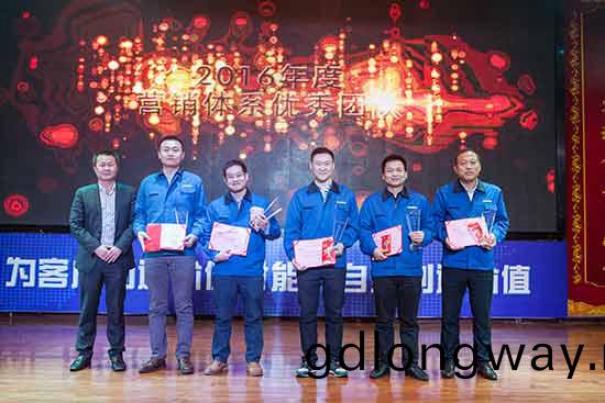 堅定信心、再接再厲，山河智能2017年度營銷錶彰與誓(shi)師大會開啟新(xin)航程