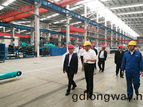 湖南省(sheng)經信委黨組副書記、副主任李誌堅到山河智能現場辦公