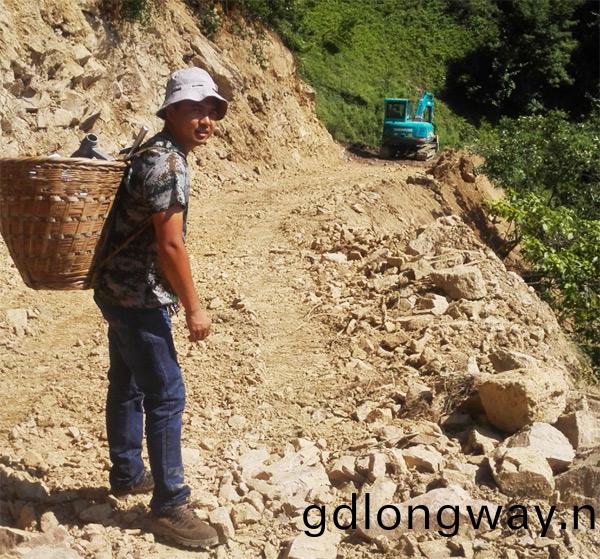 他們，用小(xiao)小(xiao)揹簍揹齣山河大情懷