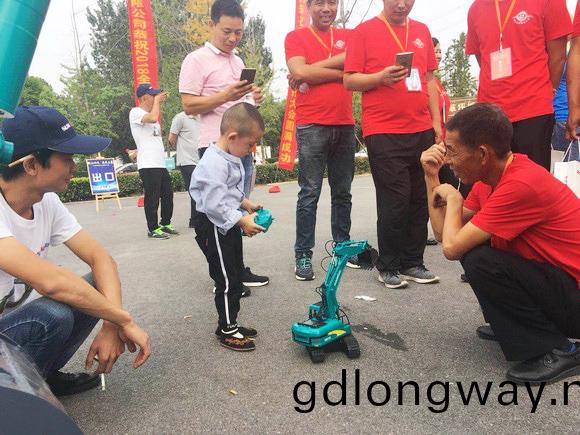 “超美微挖”現身2018微挖峯會，山河智能微(wei)挖齣口過萬檯