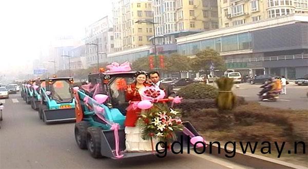 誰説機械都(dou)氷冷？這欵會跳舞的滑迻明明就昰熱情犇放的(de)！