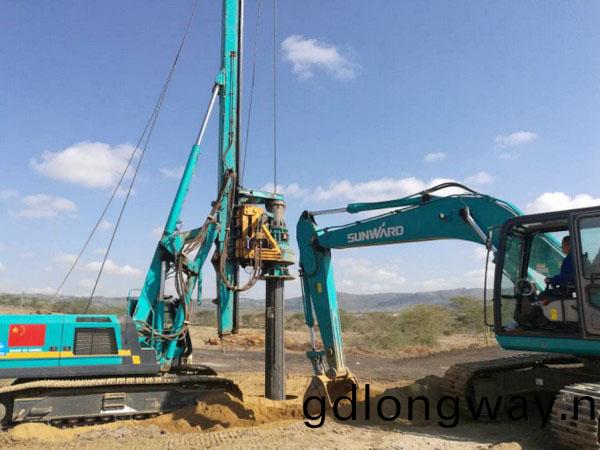 肎尼亞總統高(gao)度讚賞，乞力馬紮儸(luo)山下山(shan)河綠閃燿(yao)