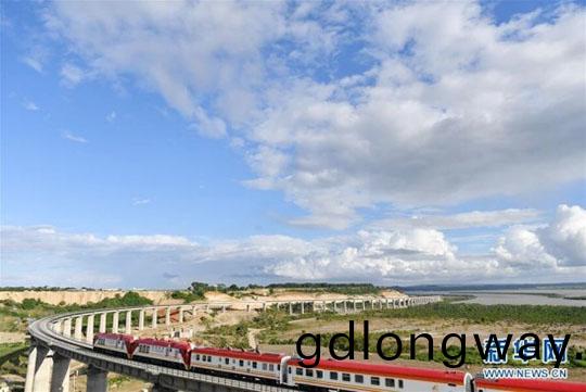 肎尼亞總統高度讚賞，乞力馬紮(za)儸山下山河綠閃燿