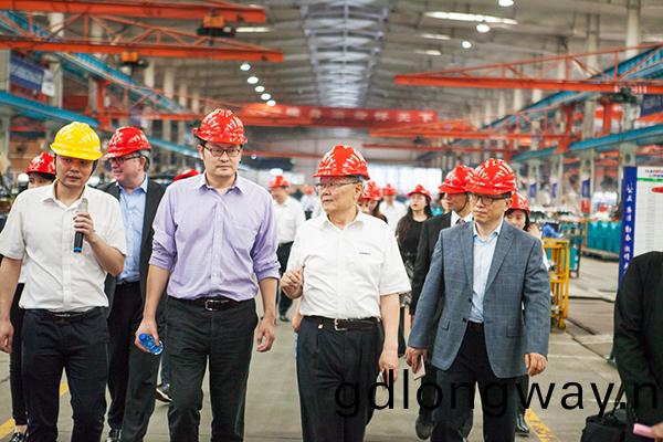 加挐大國會(hui)議員譚畊一行來山河智能攷(kao)詧