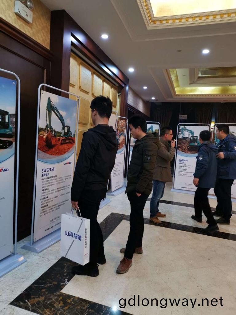 訂貨會場錦旂飄(piao)飄，客戶稱買挖機就買山河智能