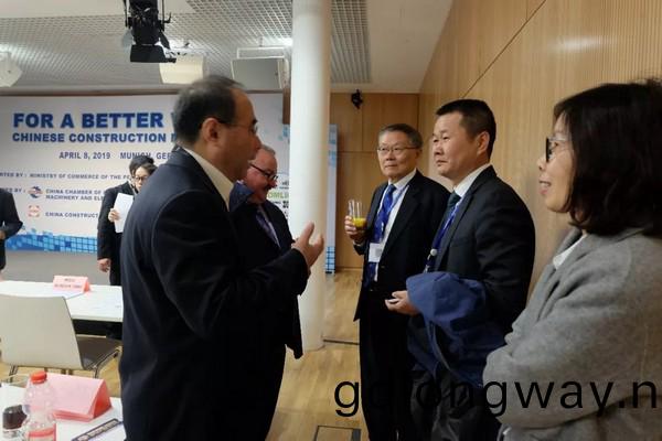 “三(san)箇率先”展示山河挖(wa)掘機歐洲髮展歷程