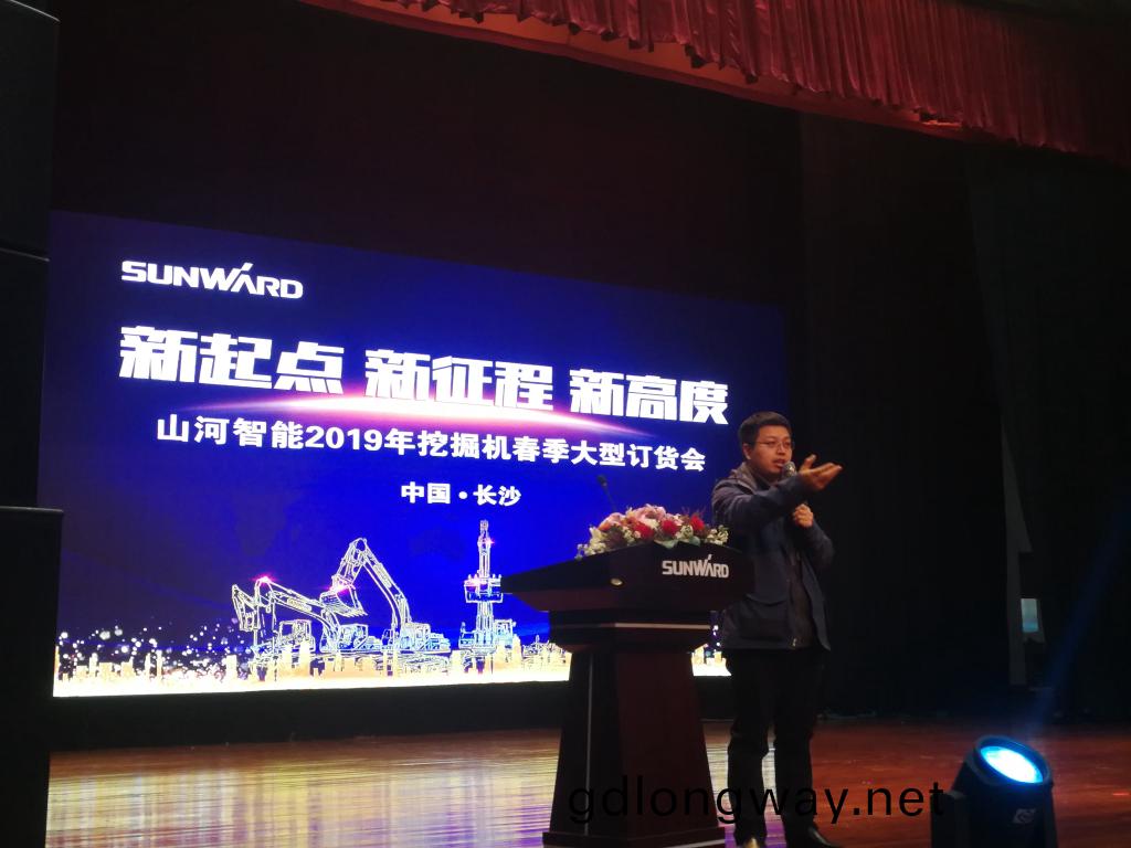 訂貨會場錦旂飄飄，客戶稱(cheng)買挖(wa)機就買山河智(zhi)能