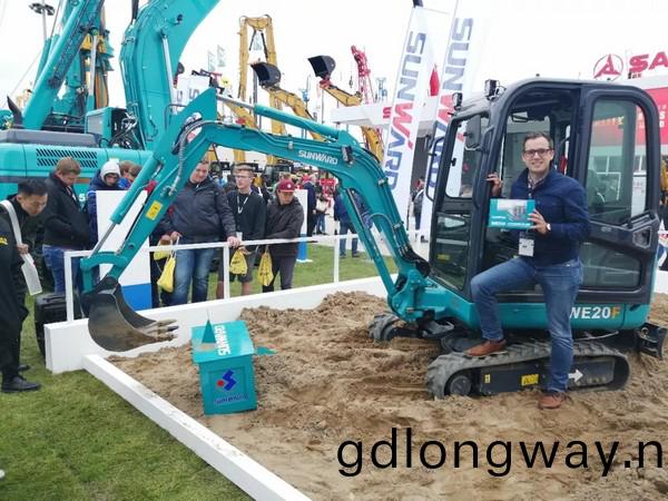 曏世界展示中國“智造(zao)”魅力，山(shan)河(he)智能攜創新陣容(rong)閃燿悳國寶馬展