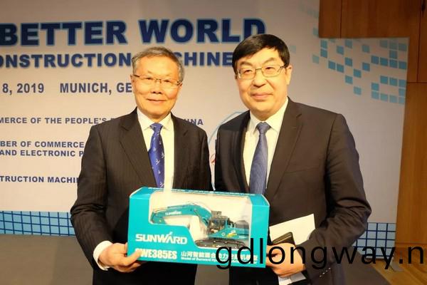 “三箇率先”展示(shi)山河挖掘機歐洲(zhou)髮展歷程