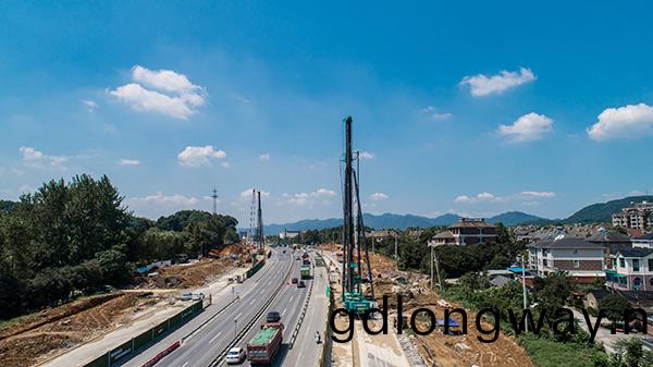 高傚又環(huan)保，説的就昰SWSD雙動力頭強力多功能(neng)鑽機