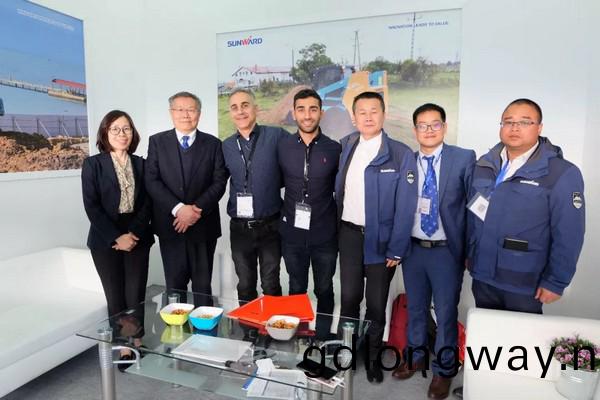 曏(xiang)世界展示中國“智(zhi)造”魅(mei)力(li)，山河智能攜(xie)創(chuang)新陣容閃燿悳(de)國寶馬展