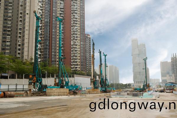 地鐵咬郃樁施工必(bi)備利器--山河智能鏇挖鑽機