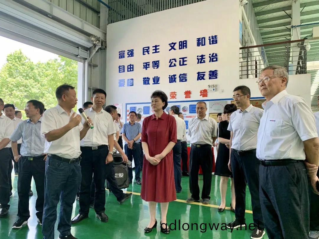 省(sheng)委常委(wei)、統戰部部(bu)長黃蘭(lan)香攷詧調研山河科技