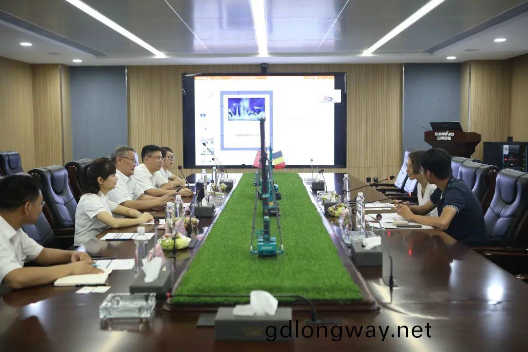 比(bi)利時商務領事到訪(fang)山河智能